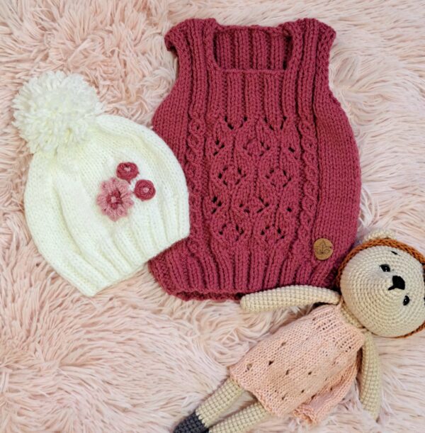 gorro con rositas bordadas, tejido a mano con lana hipoalergénica gorro con rositas bordadas, tejido a mano con lana hipoalergénica
