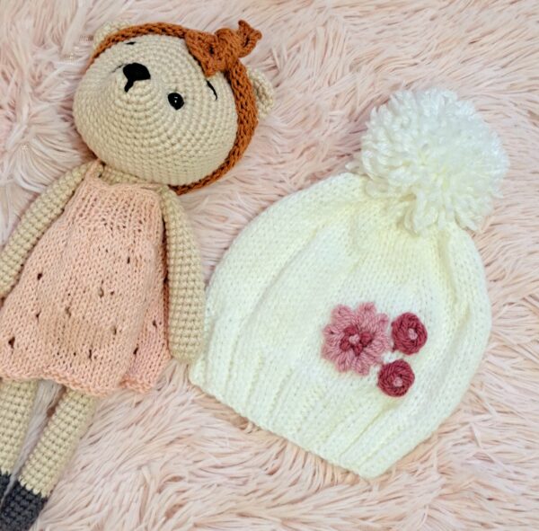 gorro con rositas bordadas, tejido a mano con lana hipoalergénica gorro con rositas bordadas, tejido a mano con lana hipoalergénica