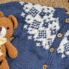 saco con canesú bordado y guarda de jacquard, tejido a mano con lana hipoalergénica