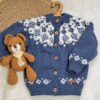 saco con canesú bordado y guarda de jacquard, tejido a mano con lana hipoalergénica