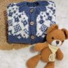saco con canesú bordado y guarda de jacquard, tejido a mano con lana hipoalergénica