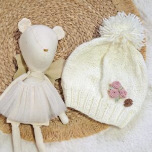 gorro con rositas bordadas, tejido a mano con lana hipoalergénica