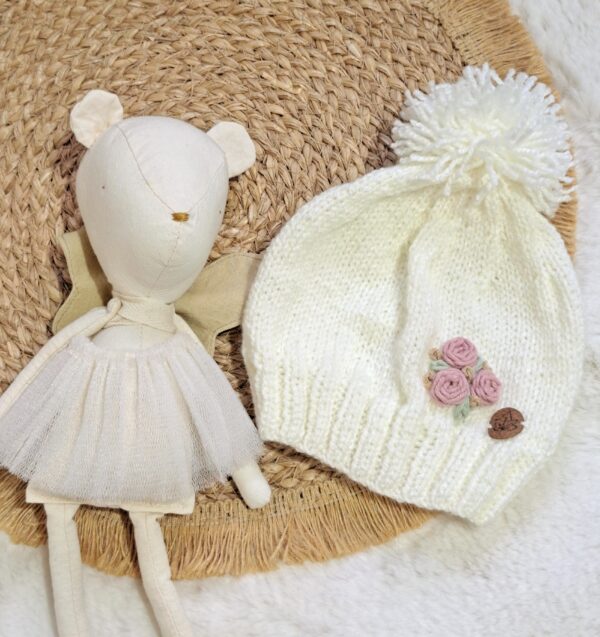 gorro con rositas bordadas, tejido a mano con lana hipoalergénica gorro con rositas bordadas, tejido a mano con lana hipoalergénica