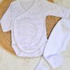 ajuar de chaleco con trenzas tejido a mano en lana hipoalergénica con conjunto de algodón ajuar de chaleco con trenzas tejido a mano en lana hipoalergénica con conjunto de algodón