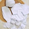 ajuar picot de 5 prendas – algodón blanco con detalles celeste
