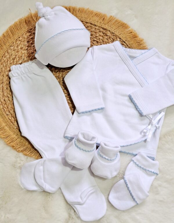 ajuar picot de 5 prendas – algodón blanco con detalles celeste