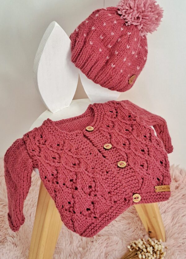 conjunto de saco guinda calado con gorro pintitas