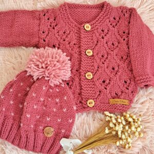 conjunto de saco guinda calado con gorro pintitas