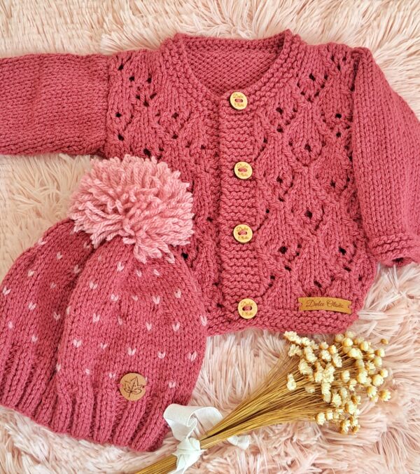 conjunto de saco guinda calado con gorro pintitas