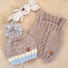 conjunto de chaleco y gorro con pintitas