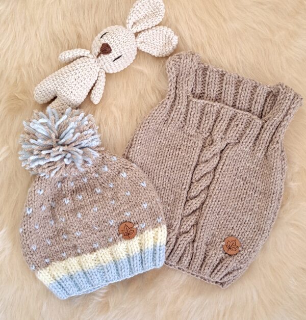 conjunto de chaleco y gorro con pintitas