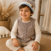 conjunto de chaleco y gorro con pintitas