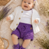 conjunto de short, saco y zapatitos tejidos a mano en hilo de algodón con body de algodón conjunto de short, saco y zapatitos tejidos a mano en hilo de algodón con body de algodón
