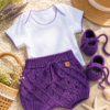conjunto de short, saco y zapatitos tejidos a mano en hilo de algodón con body de algodón conjunto de short, saco y zapatitos tejidos a mano en hilo de algodón con body de algodón